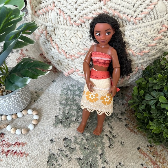 Disney Store Classic Moana Barbie Style Doll 11" Articulated Arms - Picture 3 of 9